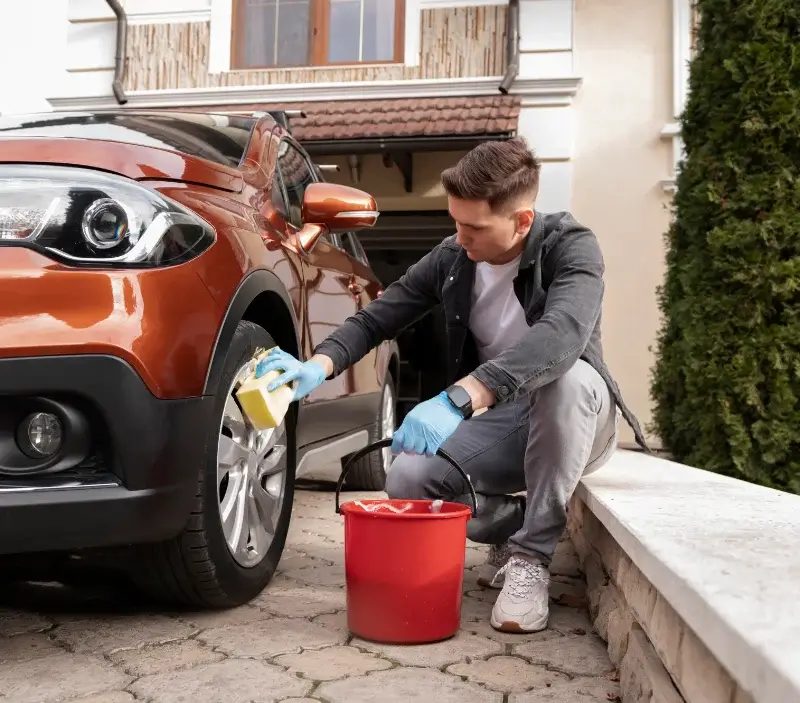 Lavage auto à domicile Lanvaudan : professionnel intervenant sur un véhicule